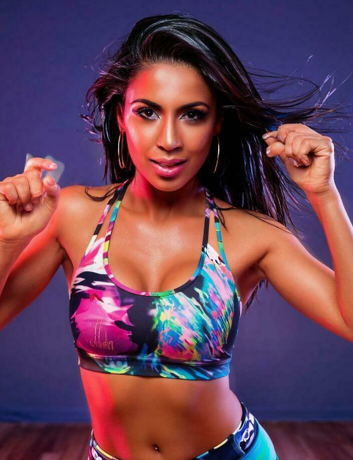 Обучение танцу Dance Mix в Одинцово. Школа современного танца House Of Dance. <span style="font-weight: bold;">DanceFusion - </span>это зумба с латиноамериканскими нотками, дополненная элементами современных танцев и фитнеса
Такой микс дарит энергию, помогает прокачать тело и поднимает настроение с первых минут занятия