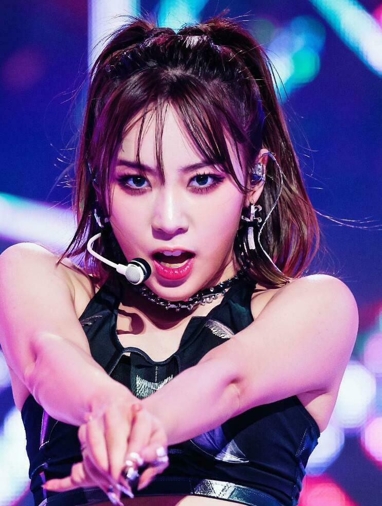 Обучение танцу Хип-Хоп в Одинцово. Школа современного танца House Of Dance. <span style="font-weight: bold;">K-POP -</span>это яркое и стильное направление, пришедшее из Южной Кореи вместе с всемирно известной музыкальной волной K-Pop. Танцы в этом жанре сочетают в себе точную синхронизацию, эмоциональную подачу и энергичную хореографию, вдохновлённую клипами популярных айдолов. K-Pop Dance объединяет элементы хип-хопа, джаз-фанка и современного танца.