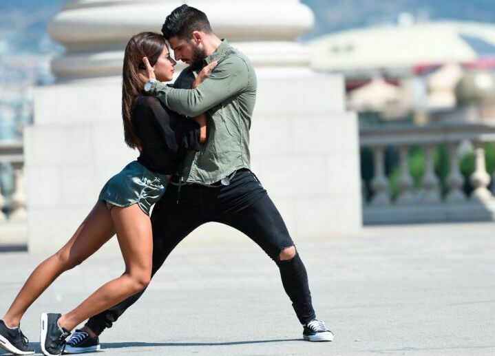 <span style="font-weight: bold;">BACHATA\SALSA</span>- это прекрасная смесь грации, пластики и энергичных танцевальных движений. Живая ритмичность способствует выбросу эмоций, помогает полностью окунуться в атмосферу танца, забыть обо всех проблемах и заботах. Он вобрал в себя все лучшее, что присутствует в этих стилях, от классической латины до модных концепций современных клубных вечеринок.&nbsp;