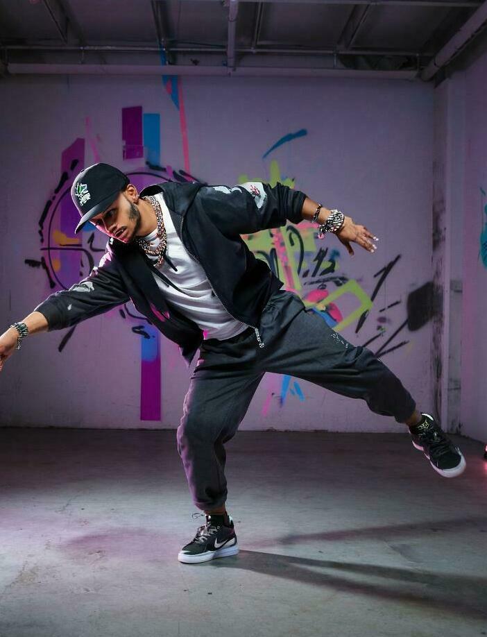 Обучение танцу Хип-Хоп в Одинцово. Школа современного танца House Of Dance. <span style="font-weight: bold;">HIP-HOP Experimental -</span>это свобода, ритм и уличная энергия. Здесь нет строгих правил, зато есть возможность выразить себя, прокачать пластику и зарядиться драйвом.